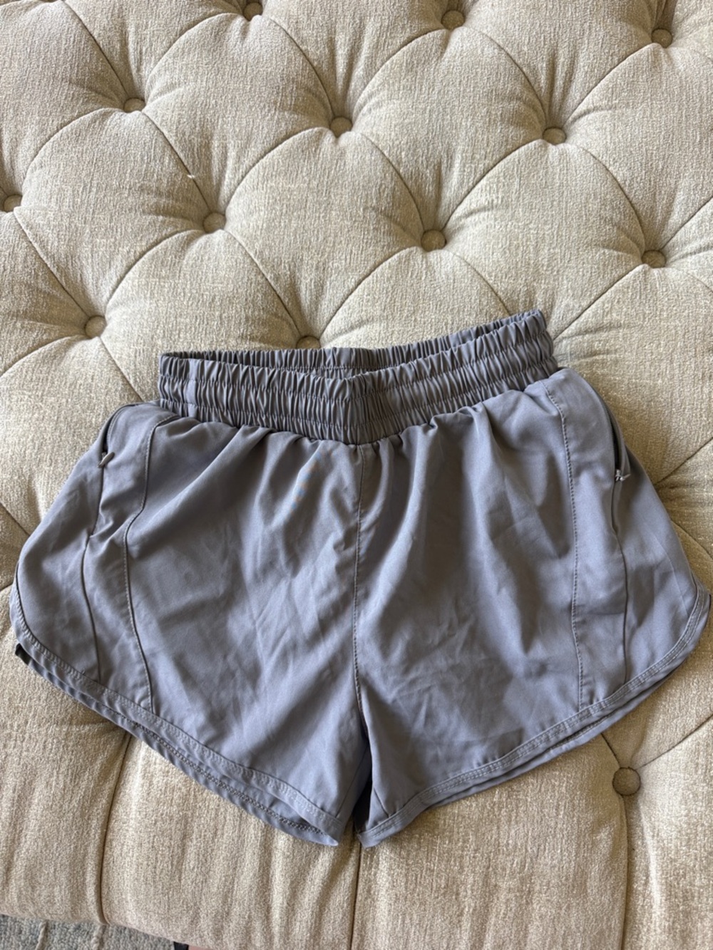 Lululemon Women’s 4 Light Gray Elastic zip pocket‎ Waist Active Shorts